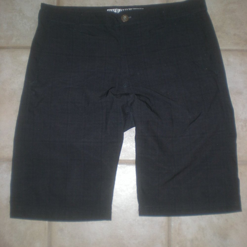 BKE Brand HYBRID Standard Fit Black Bermuda Shorts Size 33 NWOT